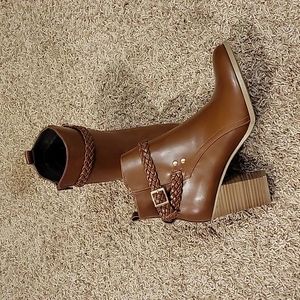 American Eagle heeled booties size 8.5